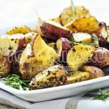 Жареный картофель с оливками и лимоном