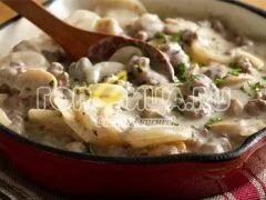 Картофель с грибами и говядиной под сливочным соусом