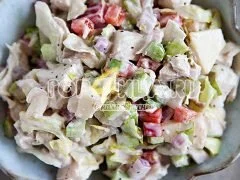 Куриный салат с оливками и яблоками