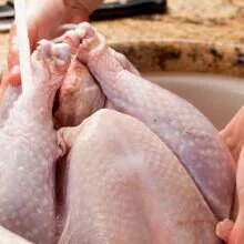 Мыть или не мыть: как сделать куриное мясо безопаснее