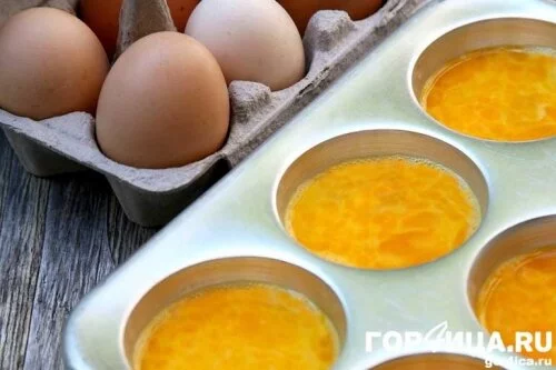 Заморозьте яйца в формочках для кексов