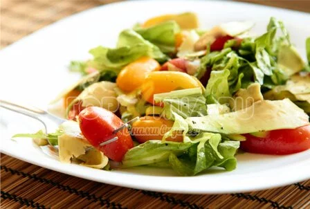 Рецепт. Салат с помидорами и авокадо