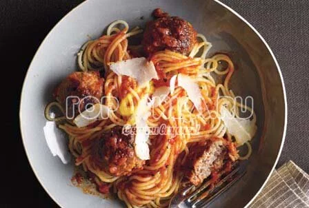 Спагетти с фрикадельками из бекона