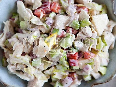 Куриный салат с оливками и яблоками прев