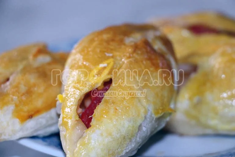 Пирожки с помидорами и сыром, запеченные в духовке